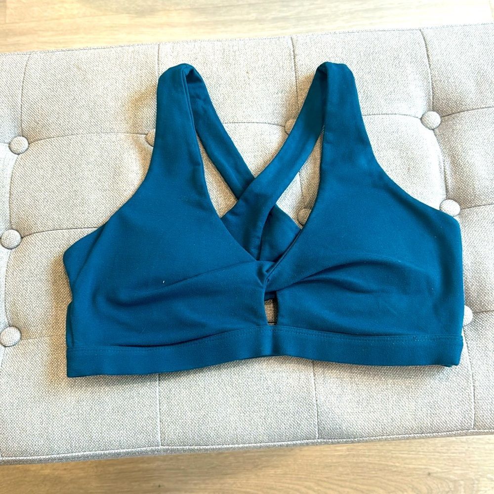 Fabletics Oasis Twist Medium Impact Sports Bra